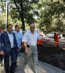 Глава Саратова осмотрел придомовые территории, отремонтированные в рамках проекта "
Мой двор" в Октябрьском и Ленинском районах